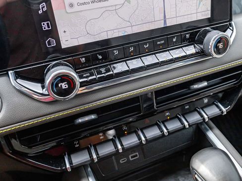 Used 2025 Chevrolet Colorado ZR2 w/ Technology Package image 17