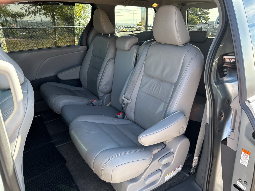 Used 2019 Toyota Sienna XLE Premium FWD image 19