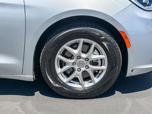Used 2024 Chrysler Pacifica Touring-L FWD image 9