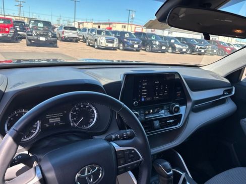 Used 2024 Toyota Highlander LE AWD/4WD image 13