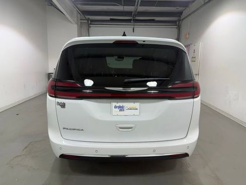 Used 2023 Chrysler Pacifica Touring-L FWD image 6