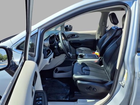 Used 2024 Chrysler Pacifica Touring-L FWD image 21