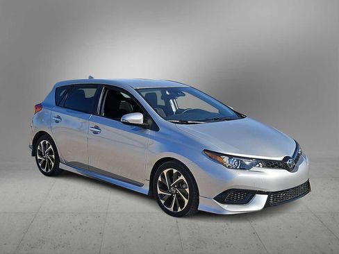 Used 2018 Toyota Corolla iM image 2