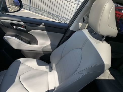 Used 2021 Toyota Highlander XLE image 31