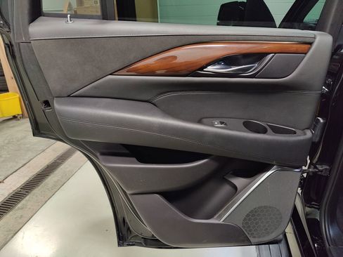 Used 2020 Cadillac Escalade Premium Luxury w/ Escalade Sport Edition image 49