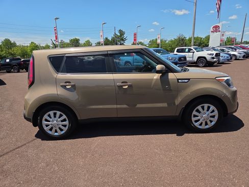 Used 2015 Kia Soul FWD image 2