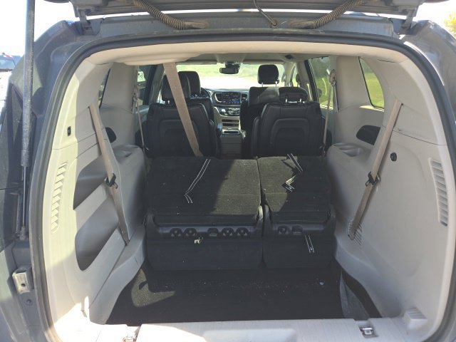 Used 2022 Chrysler Pacifica Touring-L FWD image 4
