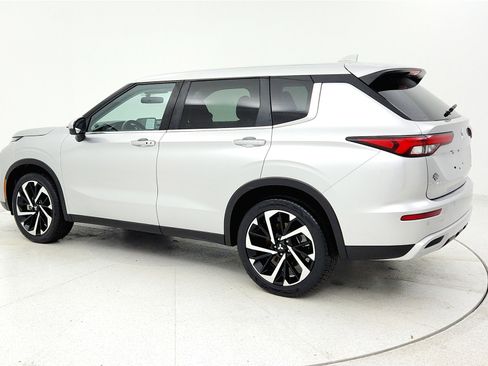 Used 2024 Mitsubishi Outlander FWD image 2