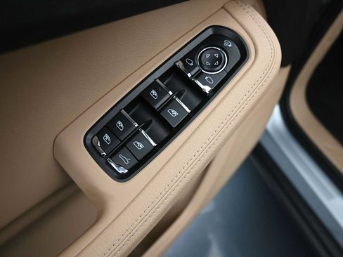 Certified 2025 Porsche Macan AWD/4WD image 8