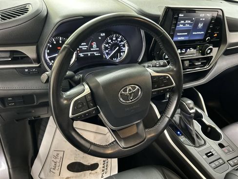 Used 2022 Toyota Highlander XLE AWD/4WD image 4