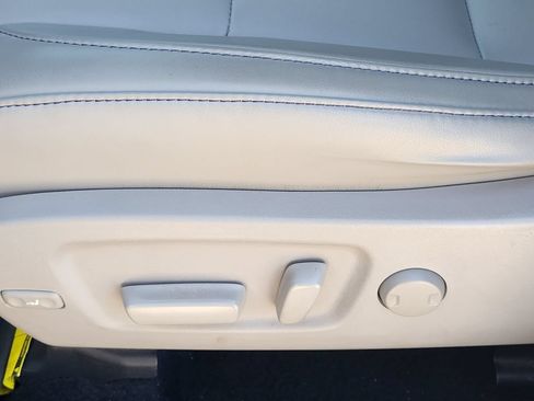 Used 2018 Toyota Highlander XLE FWD image 12