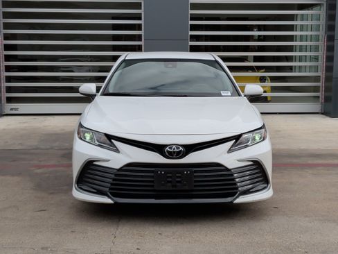 Used 2022 Toyota Camry LE image 3