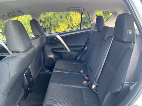 Used 2018 Toyota RAV4 LE FWD image 26
