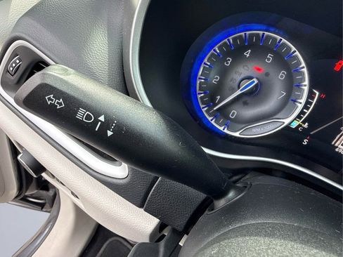 Used 2023 Chrysler Pacifica Touring-L FWD image 27