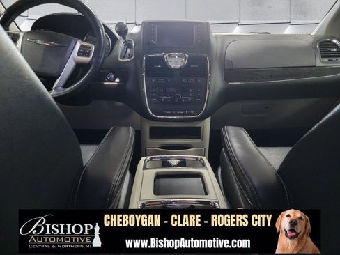 Used 2016 Chrysler Town & Country Touring w/ Driver Convenience Group image 22
