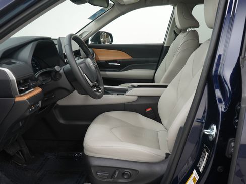 Used 2025 Toyota Grand Highlander AWD image 25