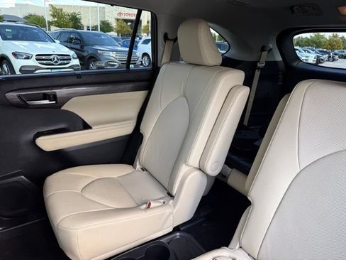 Used 2025 Toyota Highlander Limited AWD/4WD image 33