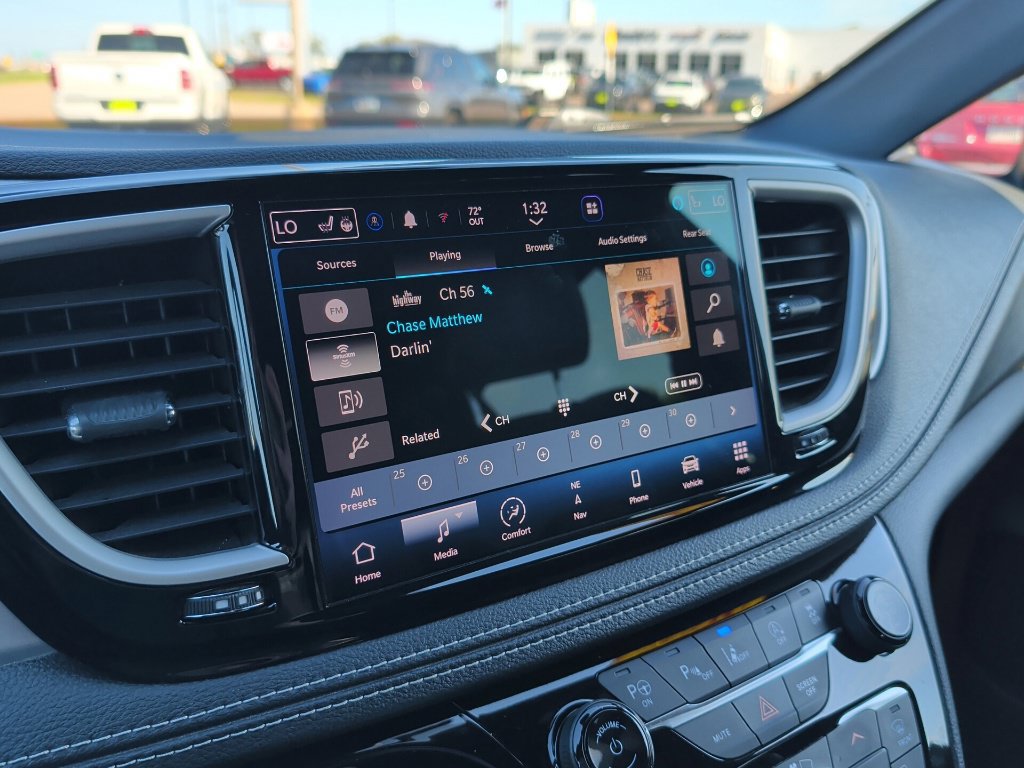 Used 2022 Chrysler Pacifica Touring-L w/ Uconnect Theater Family Group AWD/4WD image 14