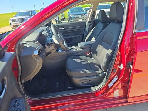 Used 2025 Nissan Altima 2.5 SV FWD image 9