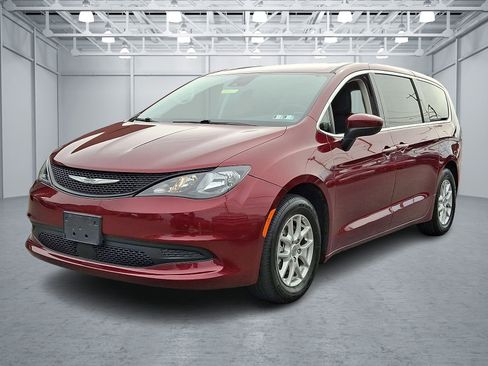 Used 2023 Chrysler Voyager LX FWD image 3
