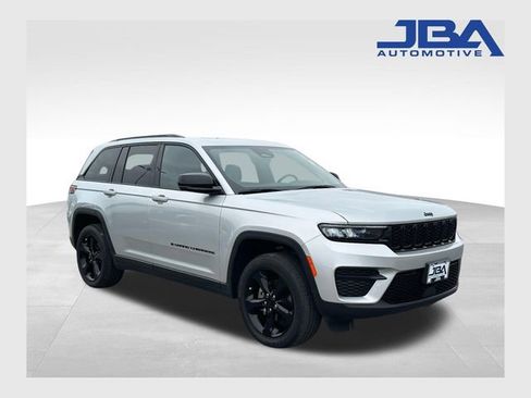 Used 2022 Jeep Grand Cherokee Altitude image 1