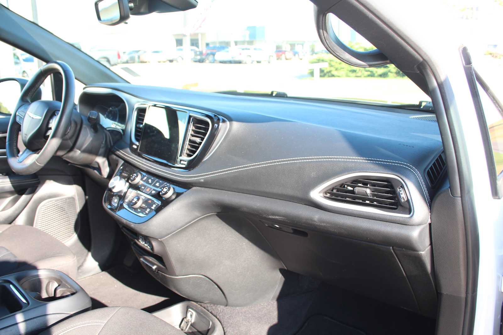 Used 2023 Chrysler Pacifica Touring FWD image 18