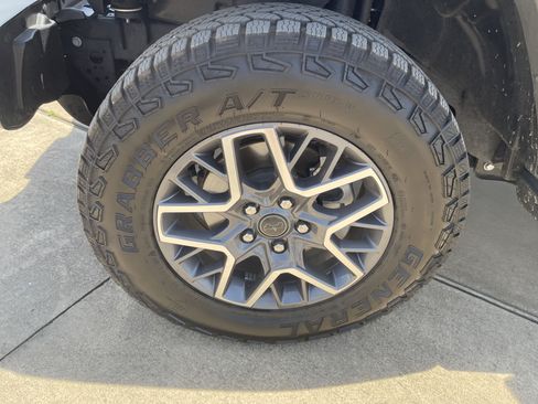 Used 2025 Jeep Wrangler Unlimited Sahara AWD/4WD image 11