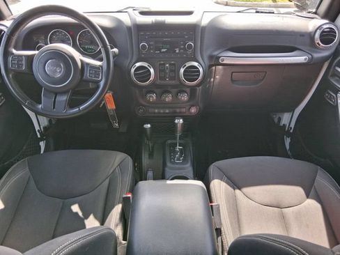 Used 2017 Jeep Wrangler Unlimited Sahara w/ Connectivity Group AWD/4WD image 8