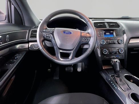 Used 2018 Ford Explorer XLT FWD image 8