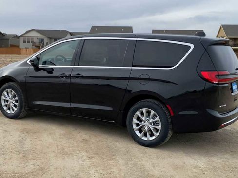 New 2026 Chrysler Pacifica Select image 6