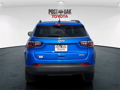 Used 2024 Jeep Compass Latitude image 11