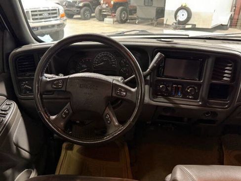 Used 2005 GMC Sierra 2500 SLE w/ Heavy-Duty Power Package AWD/4WD image 18