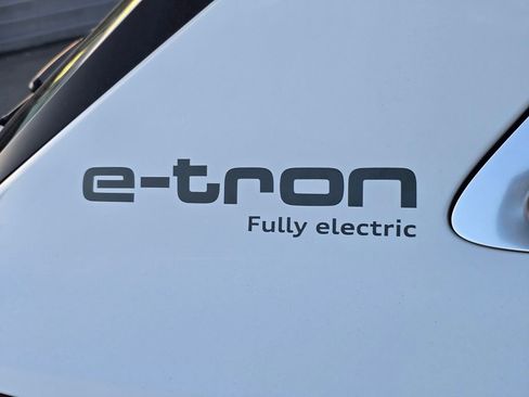 Used 2024 Audi Q8 e-tron Premium Plus image 27