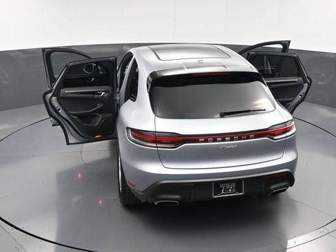 Certified 2025 Porsche Macan AWD/4WD image 33