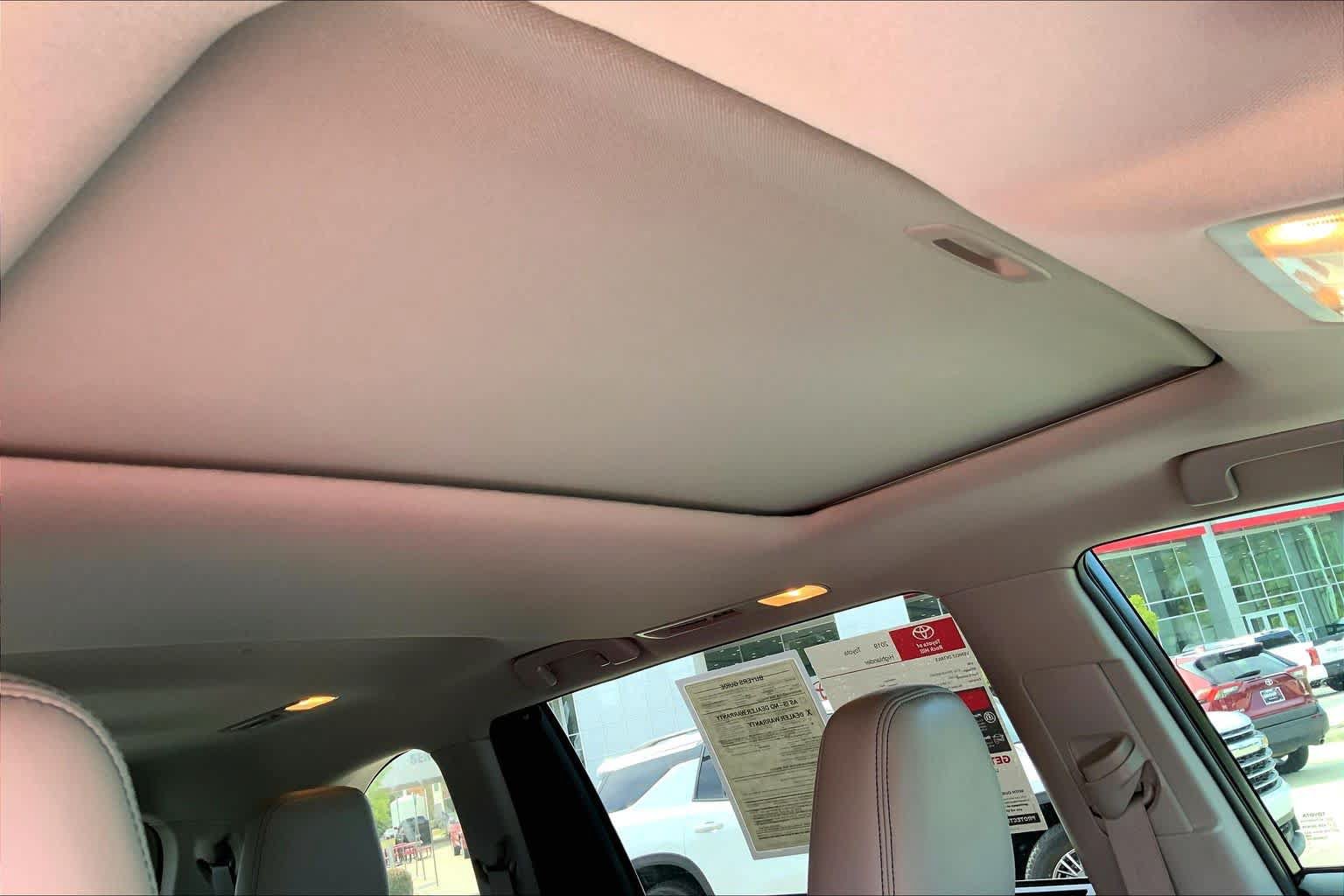 Used 2019 Toyota Highlander XLE AWD/4WD image 14