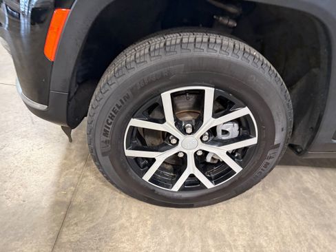 Certified 2025 Jeep Grand Cherokee L Limited AWD/4WD image 37