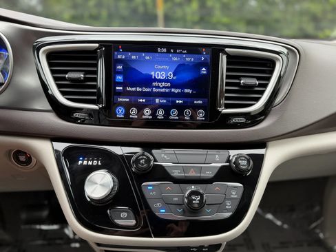 Used 2017 Chrysler Pacifica Touring w/ Tire & Wheel Group FWD image 26