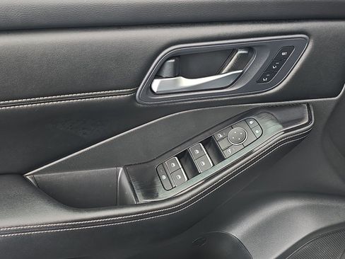 Used 2024 Nissan Rogue SL w/ SL Premium Package image 13