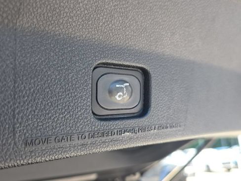 Used 2018 Ford Explorer XLT w/ Equipment Group 202A FWD image 12