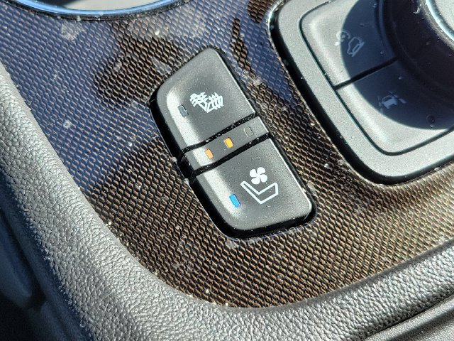 Used 2023 GMC Acadia AT4 w/ Technology Package AWD/4WD image 34