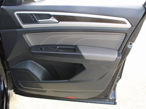 Certified 2022 Volkswagen Atlas SE w/ Black Wheel Package image 26