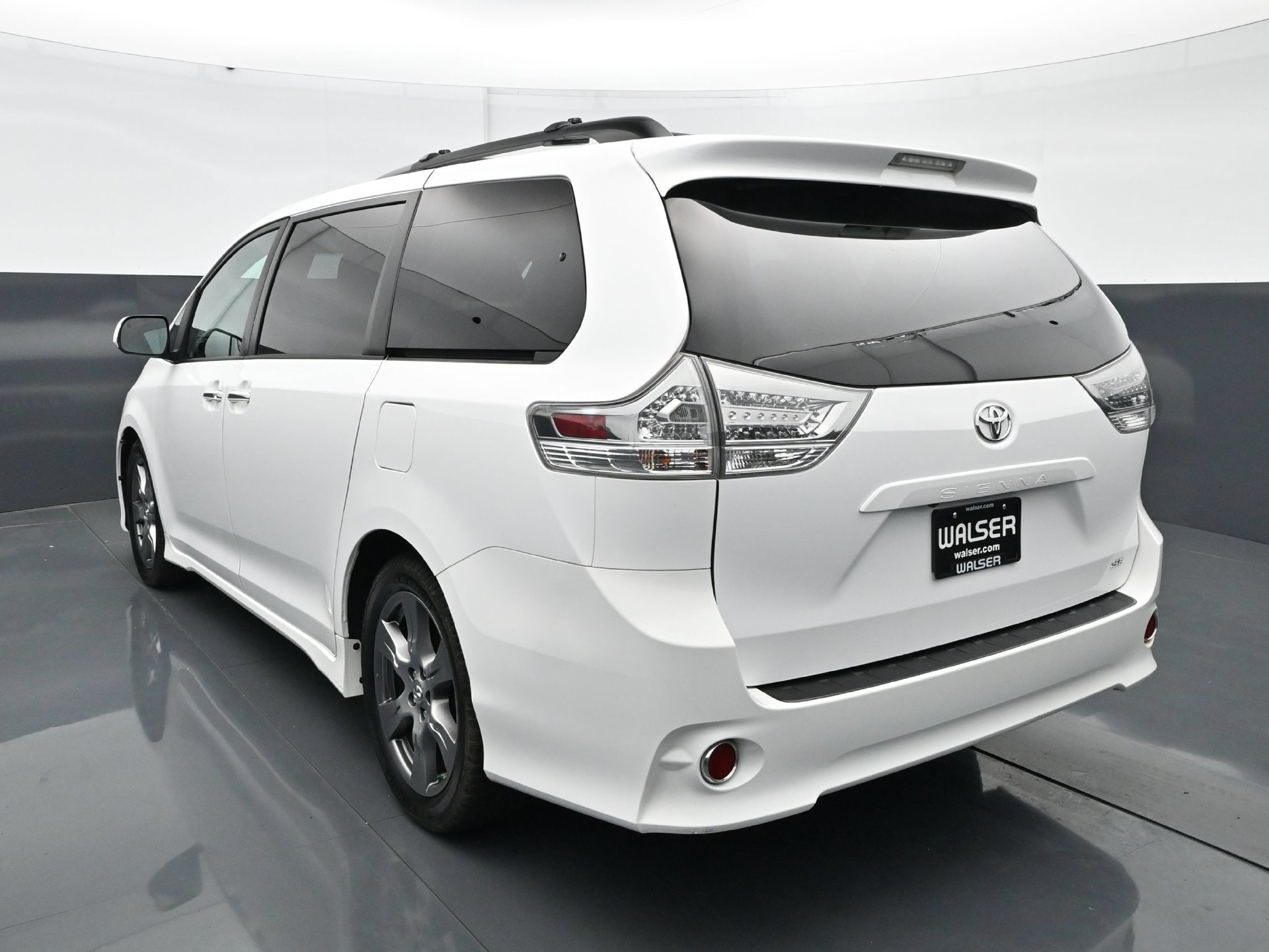 Used 2017 Toyota Sienna SE w/ SE Preferred Package FWD image 5