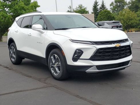 Used 2025 Chevrolet Blazer LT FWD image 2