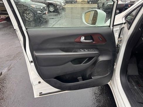 Used 2020 Chrysler Pacifica Touring-L image 16