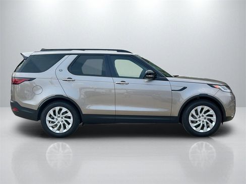 Used 2025 Land Rover Discovery S image 4