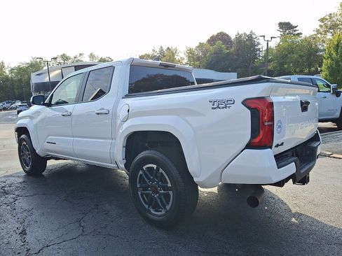 Used 2024 Toyota Tacoma TRD Sport AWD/4WD image 4