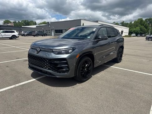 Used 2025 Volkswagen Tiguan SE R-Line AWD/4WD image 3