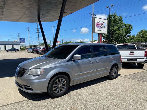 Used 2015 Chrysler Town & Country S w/ Driver Convenience Group FWD image 7