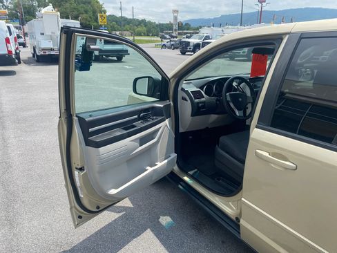 Used 2010 Dodge Grand Caravan SE w/ Climate Group FWD image 7