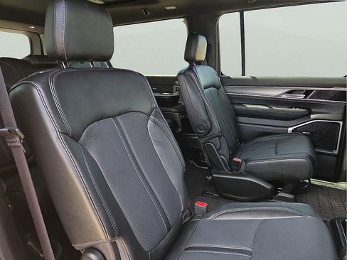 Used 2024 Jeep Wagoneer L Series II image 9